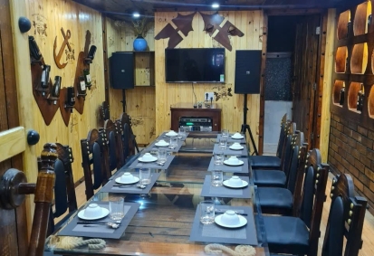 Đặt phòng VIP hầm rượu