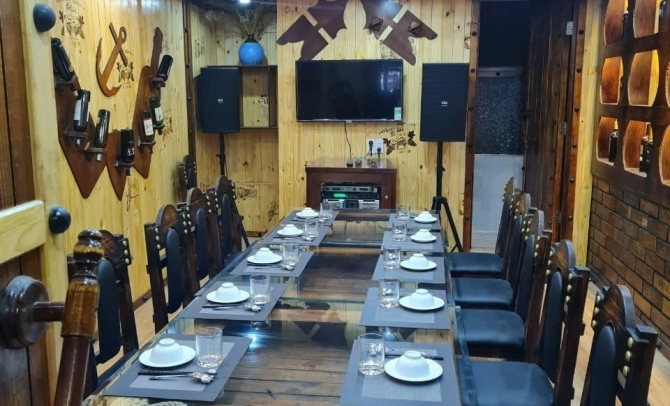 Đặt phòng VIP hầm rượu